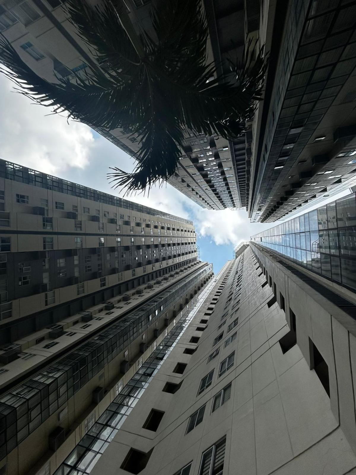 טאגיג Oasis Regency @ Fort Victoria Bgc מראה חיצוני תמונה