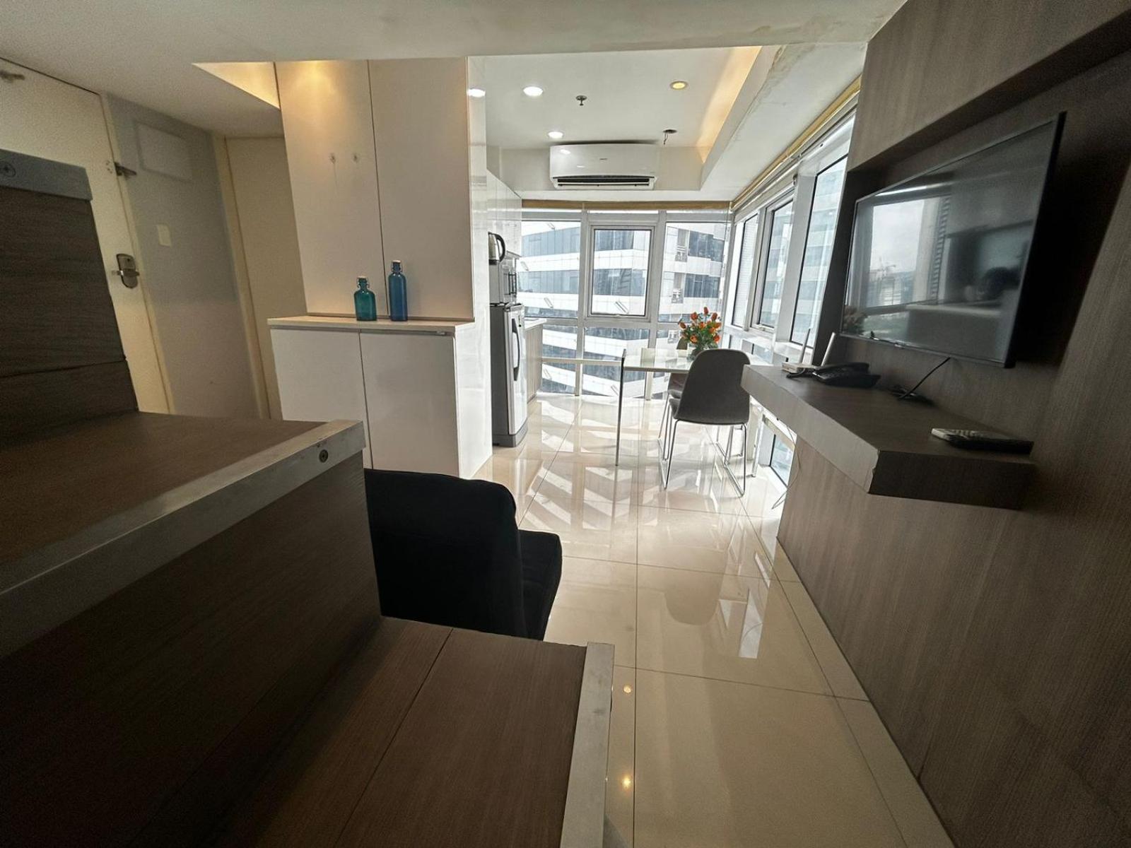 טאגיג Oasis Regency @ Fort Victoria Bgc מראה חיצוני תמונה