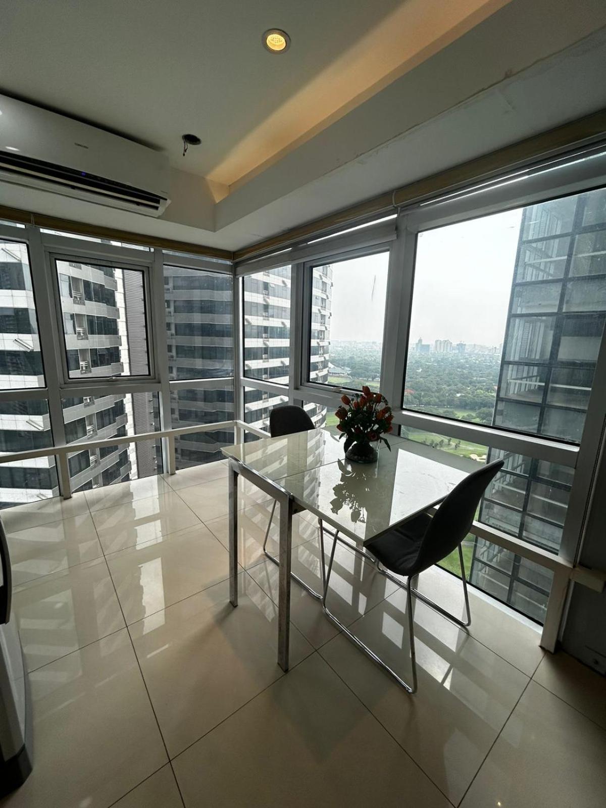 טאגיג Oasis Regency @ Fort Victoria Bgc מראה חיצוני תמונה