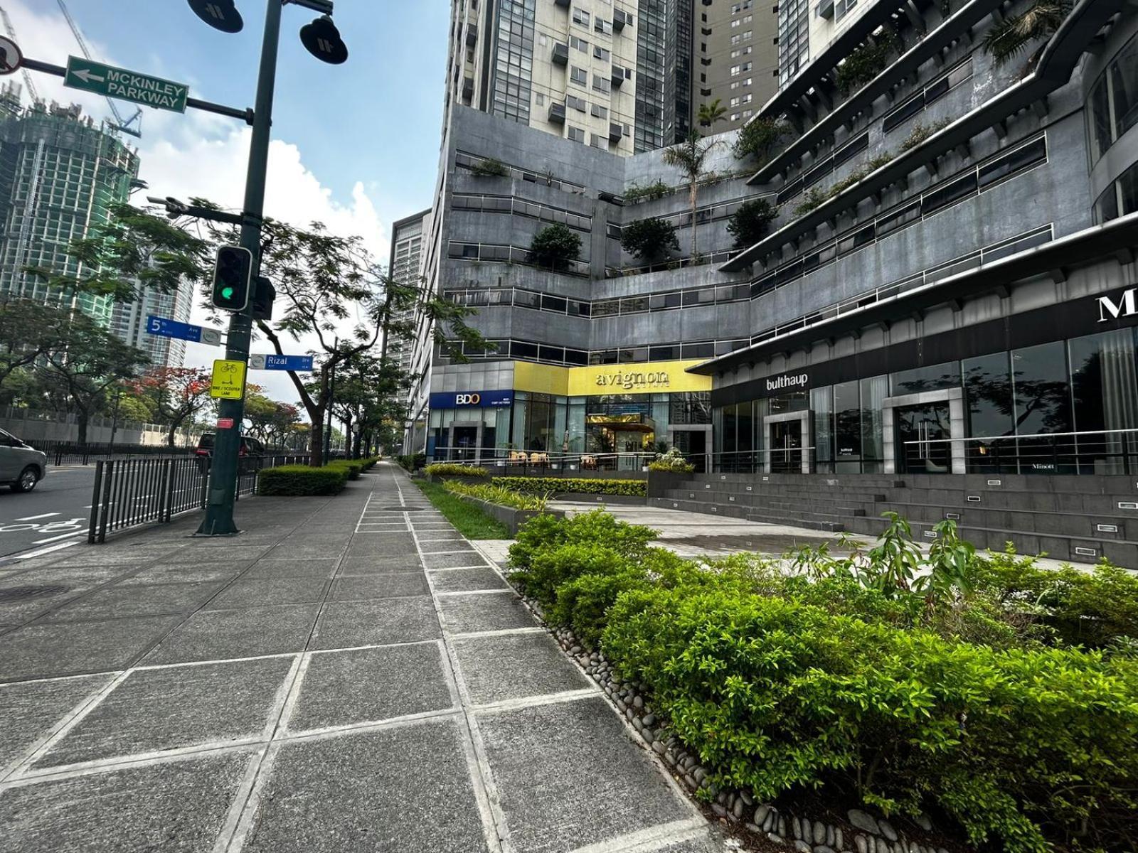 טאגיג Oasis Regency @ Fort Victoria Bgc מראה חיצוני תמונה
